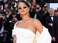 Rihanna przycisnęła kreacją biust